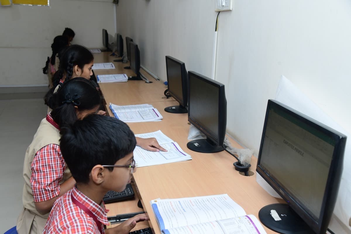 SSV students working in the computer lab